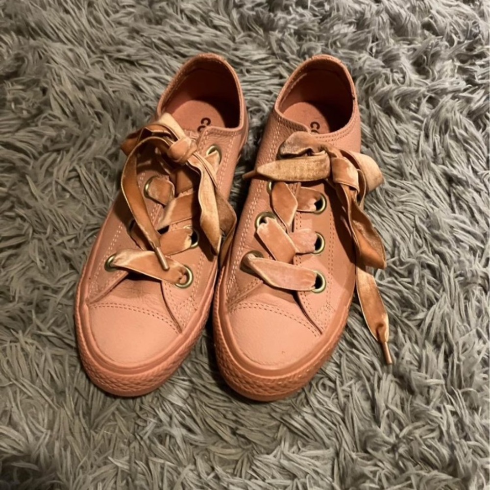 Women’s pink velvet lace converse sneaker size 6